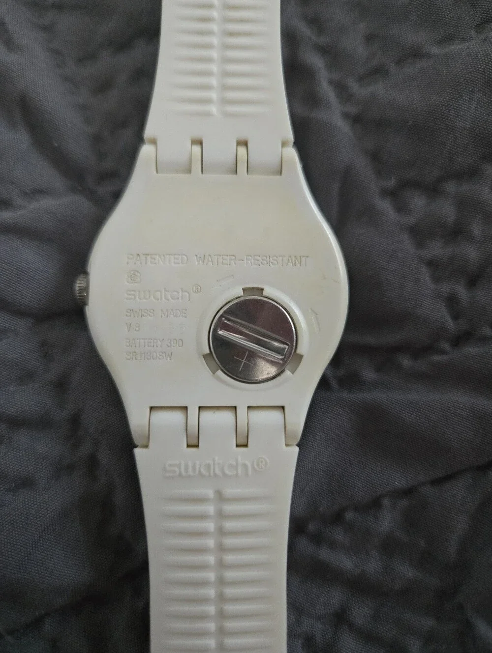 Swatch White Rebel SUOW701 41 mm Vintage Watch Ag 2010 Needs A Battery